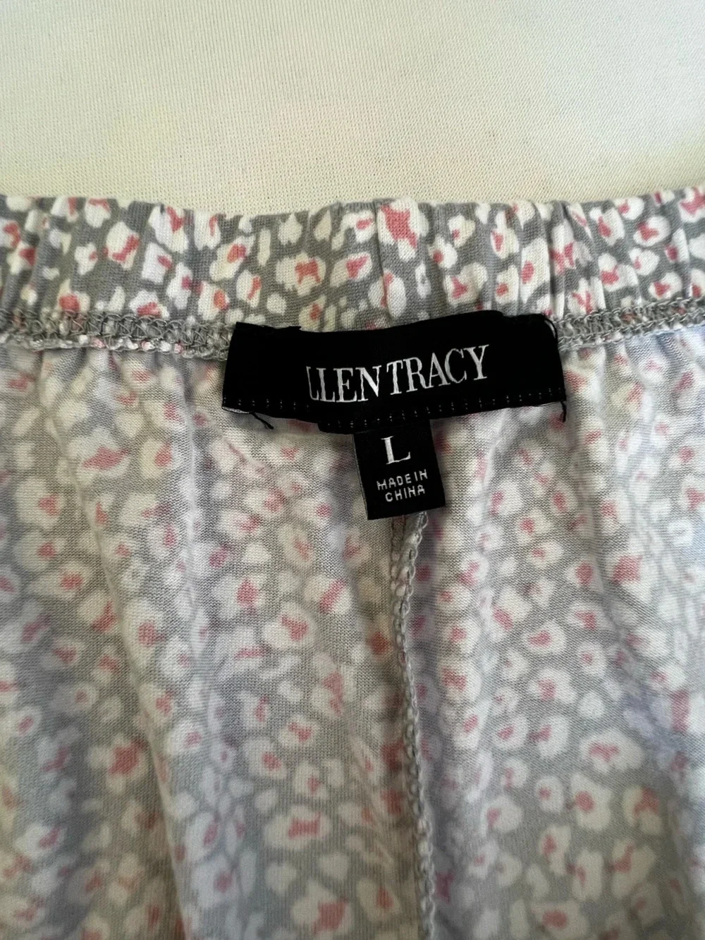 ELLEN TRACY GRAY W/PINK DESIGN LIKE NEW SIZE LARGE PAJAMA SET  W/SCOOP NECK
